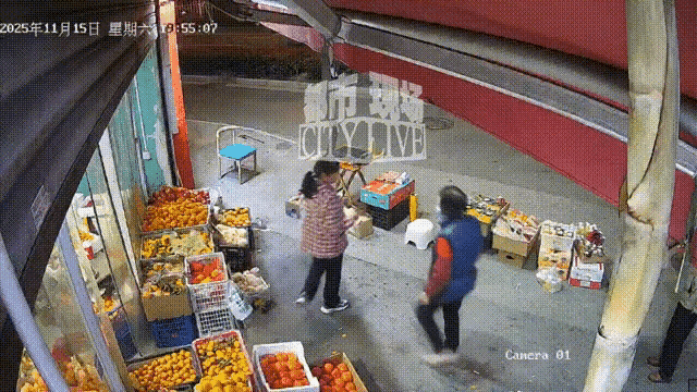 上海一90多岁老太，拿着几个西红柿到一水果店，说质量不好，非要退货退款，店员说：