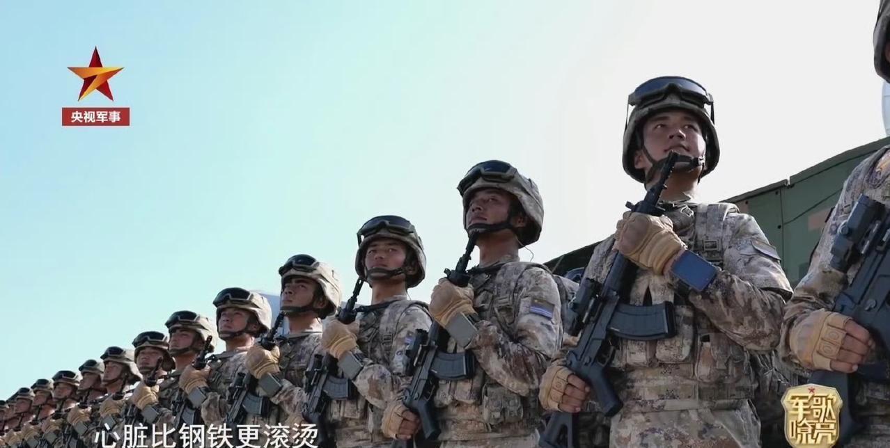 先进单兵[赞]战场小天才！屏幕需要贴膜吗？[滑稽笑]#单兵第一视觉##单兵迷彩#
