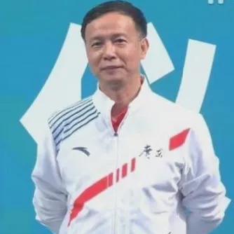 何威仪教练是怎样培养出两位冠军少女的。两位少女都来自广东，而且，同出于何教练的门