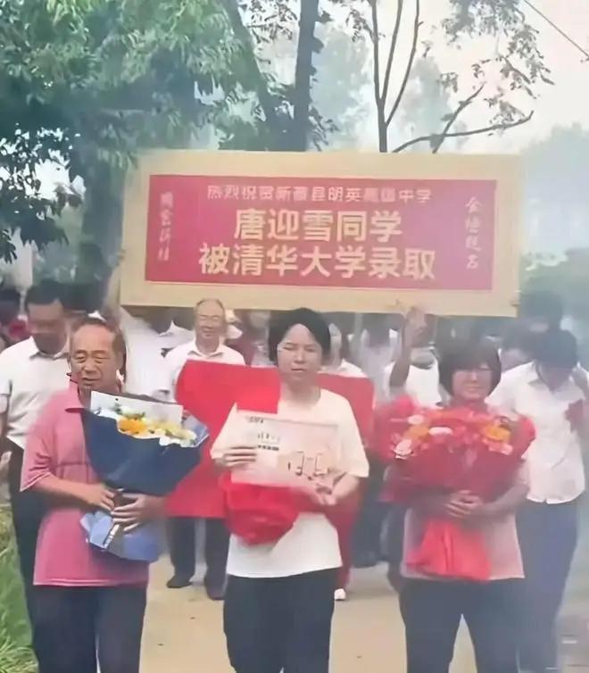 这也太牛了！河南，一姑娘高考考进北京大学，喜提30万元奖励，一家人乐开了花，但她
