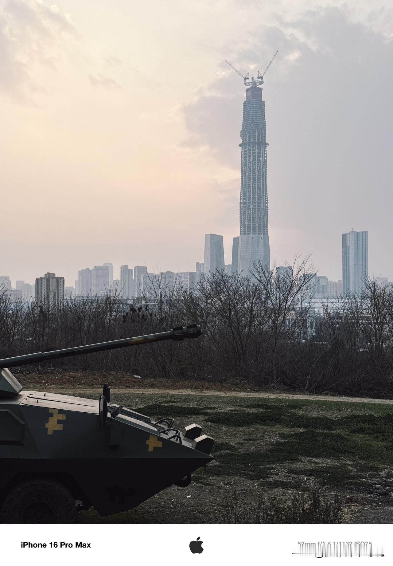 成都最高烂尾楼蜀峰468这是又不见动静了，是不是彻底摆烂了？前段时间还听说楼顶的