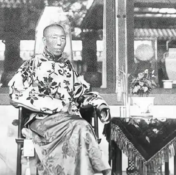 1908年，慈禧死了，李莲英手里攥着300万两白银，却连一两都不敢带走，只求能活