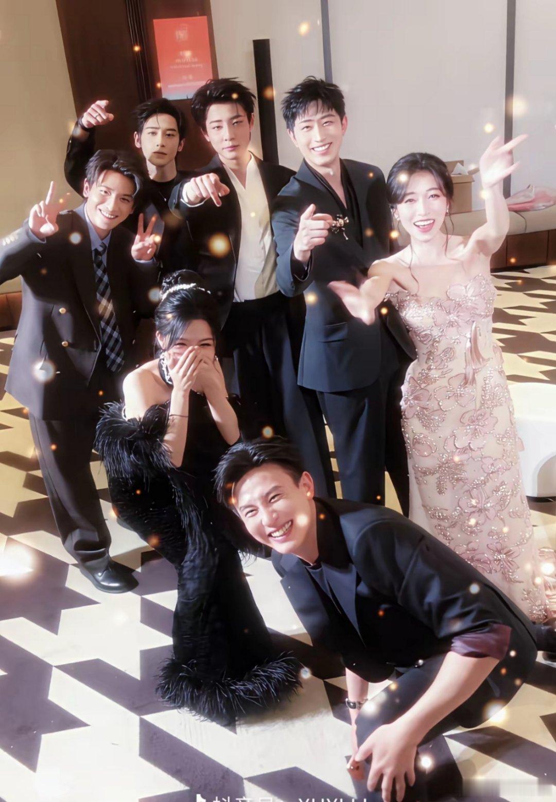 发现了没活人感这块还得看短剧演员感觉短剧圈像以前的TVB，氛围还挺好的在活动后台