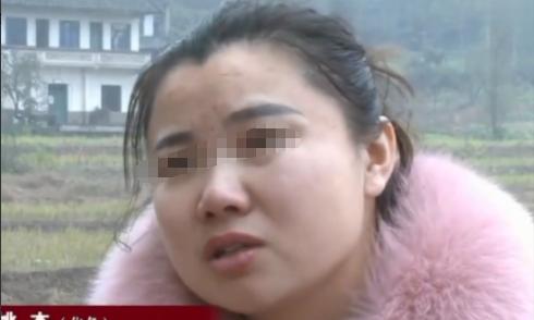 2015年，在浙江嘉兴的工厂车间里，一名新工友趁着休息给家里打电话，随口说了几句