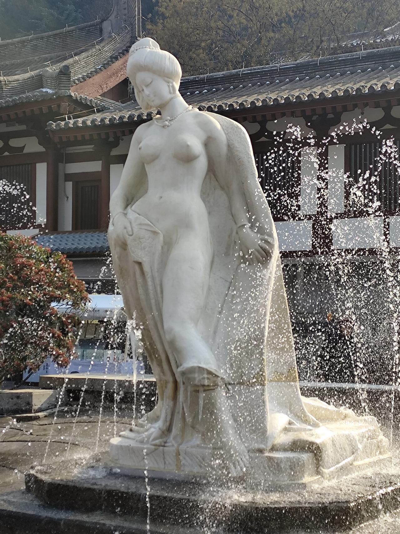 2026年开年第一场风波，舆论绕着这座杨贵妃雕像转了又转。说低俗的、说败坏的，吵