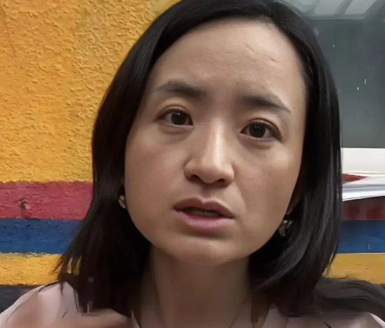 “80万彩礼，少一分免谈！”浙江相亲角，38岁硕士女李梅举牌瞬间引爆全场。她一身