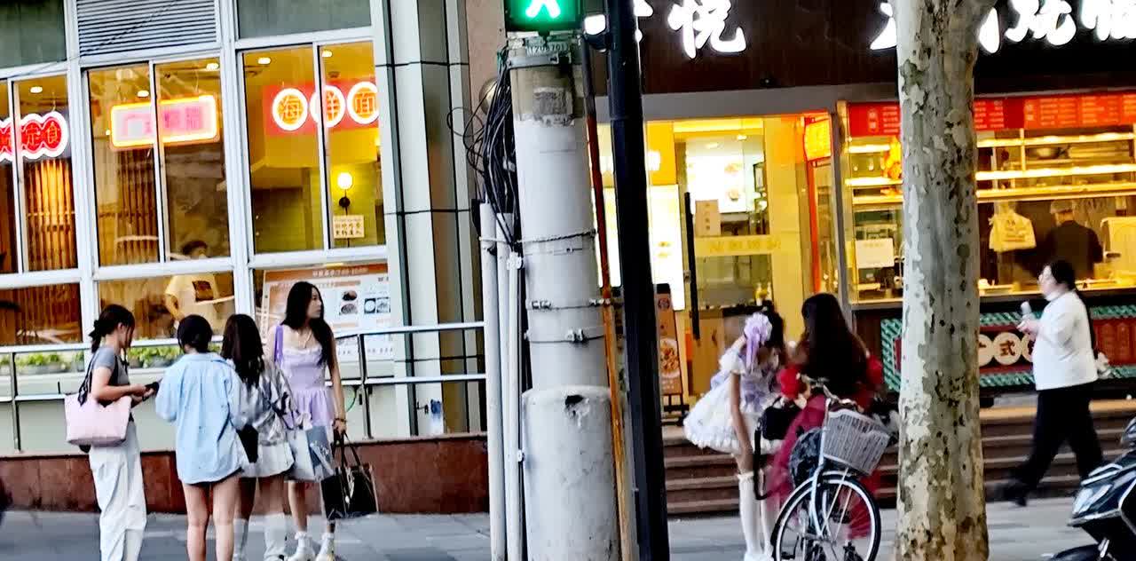 上海徐汇这边封路了，今天去上海精神卫生中心探望病人，来的时候好好的，回的时候发现