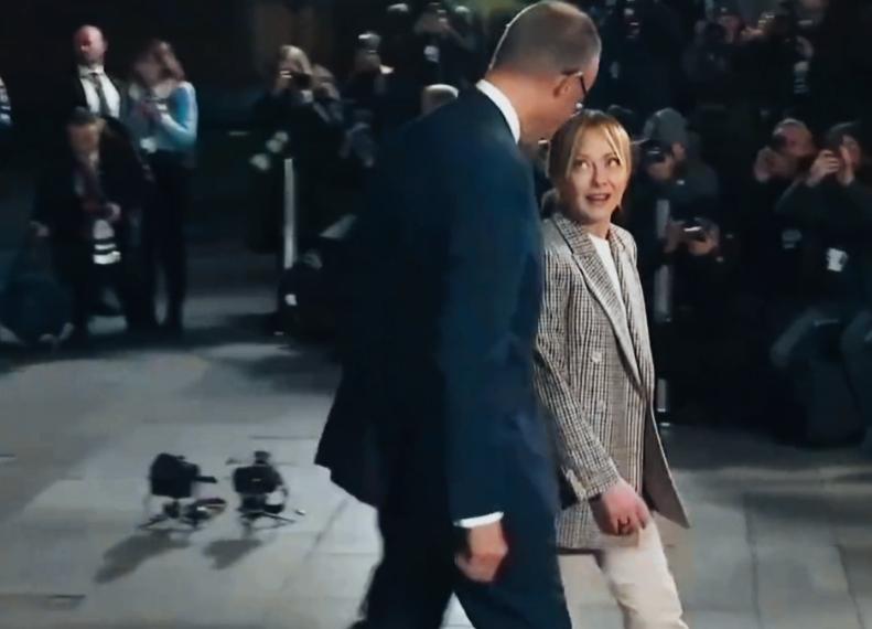 梅洛尼看墨茨的眼神是不是挺特别啊？梅洛尼这眼神是什么意思呢？又出现了标志性翻