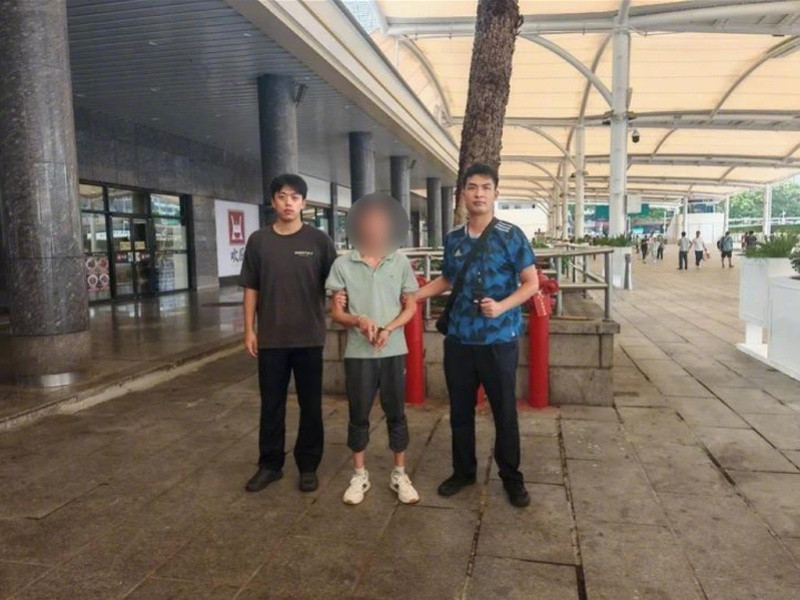 【广州火车站外两男子趁乘客候车睡着偷手机，被抓获！现场曝光】7月18日，南都N视