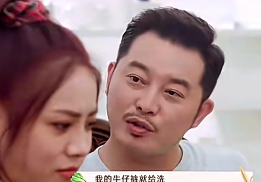 演员沙溢说：“判断一个人有没有洁癖，就看他的牛仔裤是不是每天都洗。我老婆胡可就