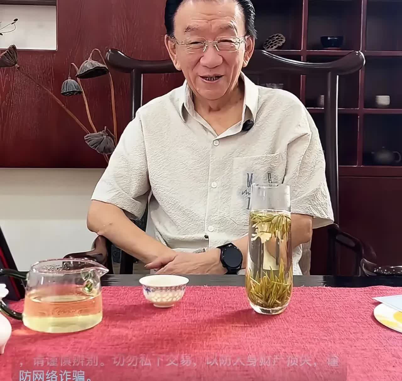 侯耀华现在肯定很后悔！他后悔的不是没去天津送杨老爷子，也不是提到