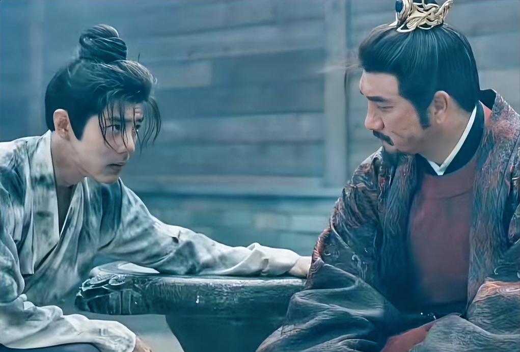 《藏海传》火场里藏海眼神迷离，他也没想到来救他的不是下人，而是威武的侯爷。藏海