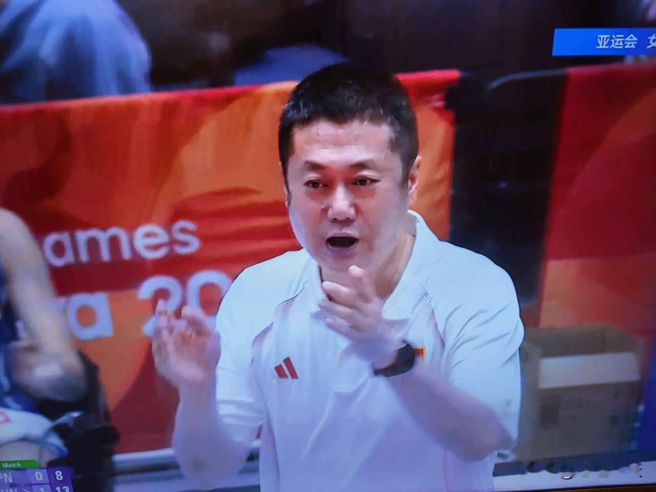 刚刚亚运会女排决赛的现场，赵勇为吴梦洁鼓掌！中国女排和日本女排来到