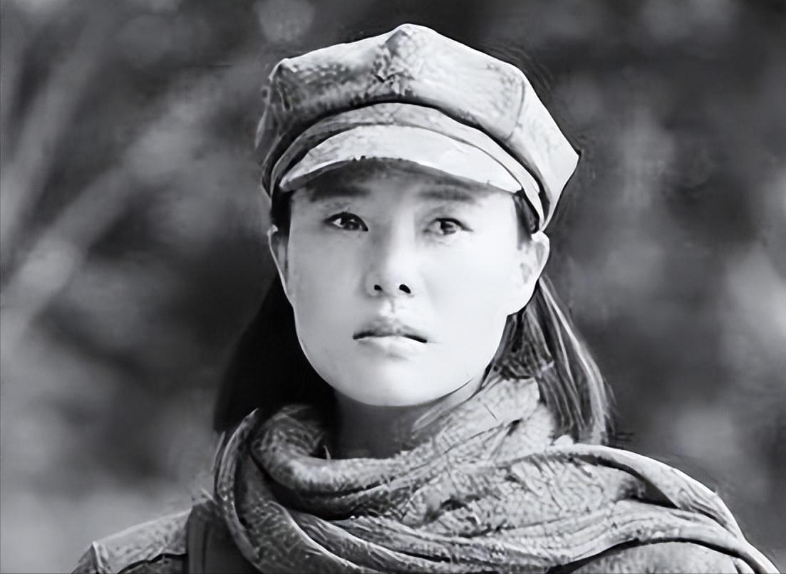 1937年，15岁漂亮女红军被敌人抓住，捆在行刑台，她挺胸抬头，闭上双眼。谁料，