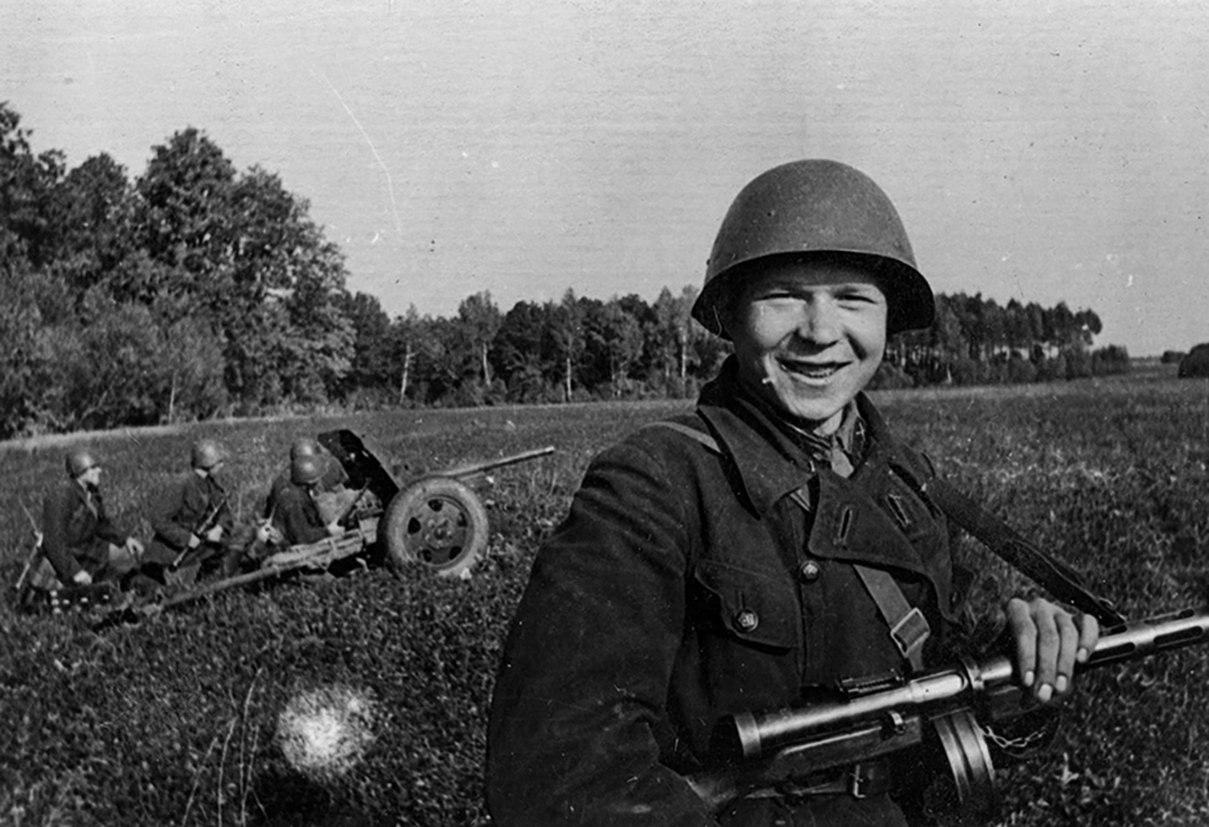 比较少见的PPD冲锋枪——二战，东线。苏军45毫米53-К型反坦克炮炮组人员