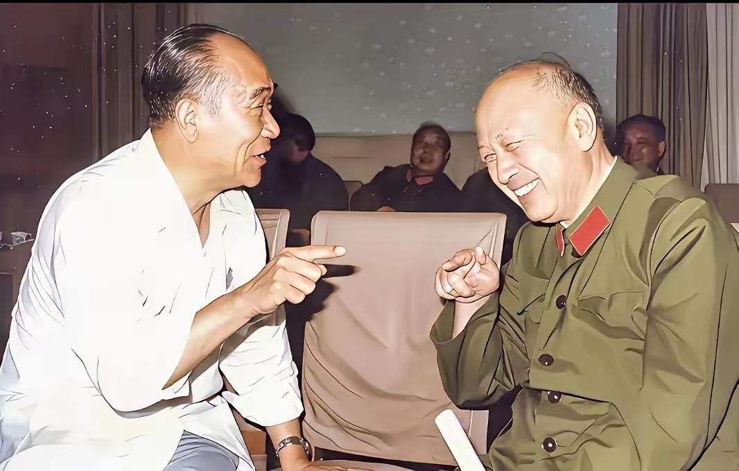 侯宝林和钱学森这段会议间隙的闲聊，堪称史上最牛“降维打击”。侯大师先挑的话头，说