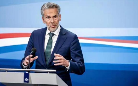 打垮西方前先打垮荷兰，打垮荷兰前，先打垮荷兰阿斯麦光刻机制造商，只有这样才能让西