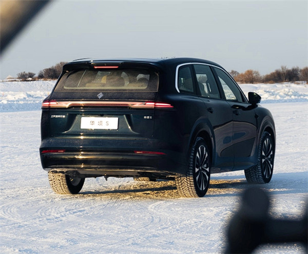 亲民版问界M9来了，宝骏华境S实车内饰曝光感觉这尺寸和配置，即使是五菱也不会太便