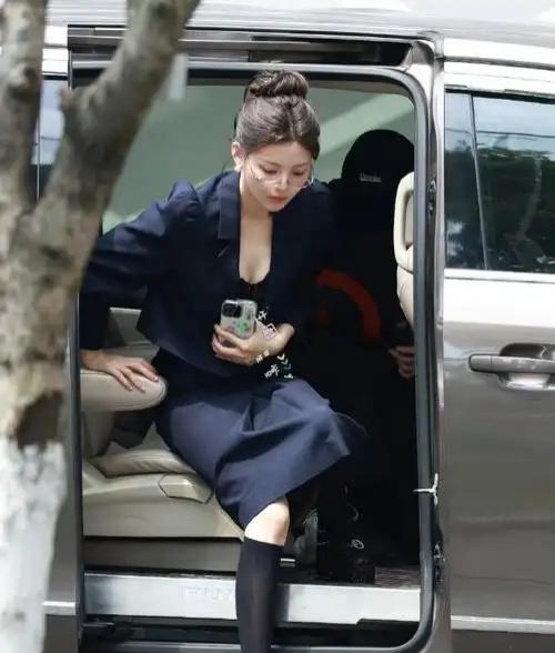 杨超越，有组写真戴的眼镜，那可真是纯欲天花板，不过，看来平时她也喜欢戴眼镜
