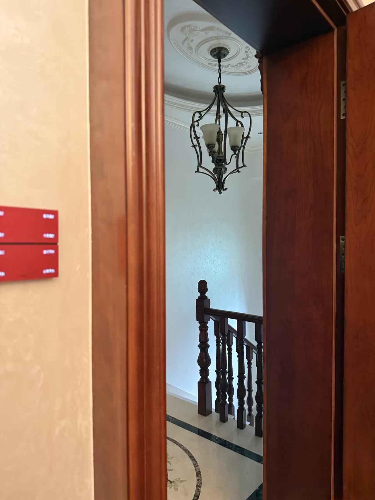 说实话人少真不要买别墅，真的是阴森。表姐15年前花190万买了一套别墅，