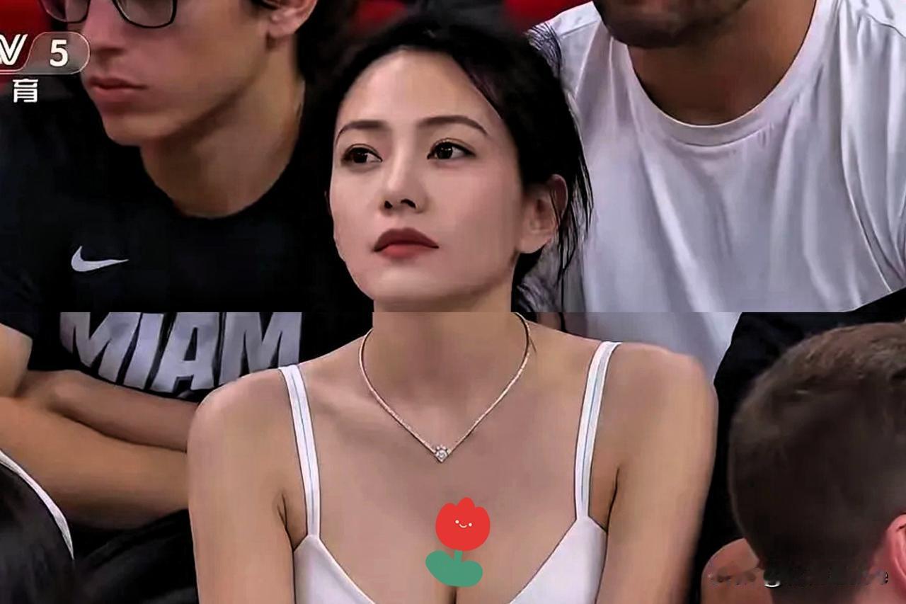 央视导播给看台上一位穿吊带的姑娘5秒镜头，瞬间全网沸腾，大家疯狂扒她的身份。结果