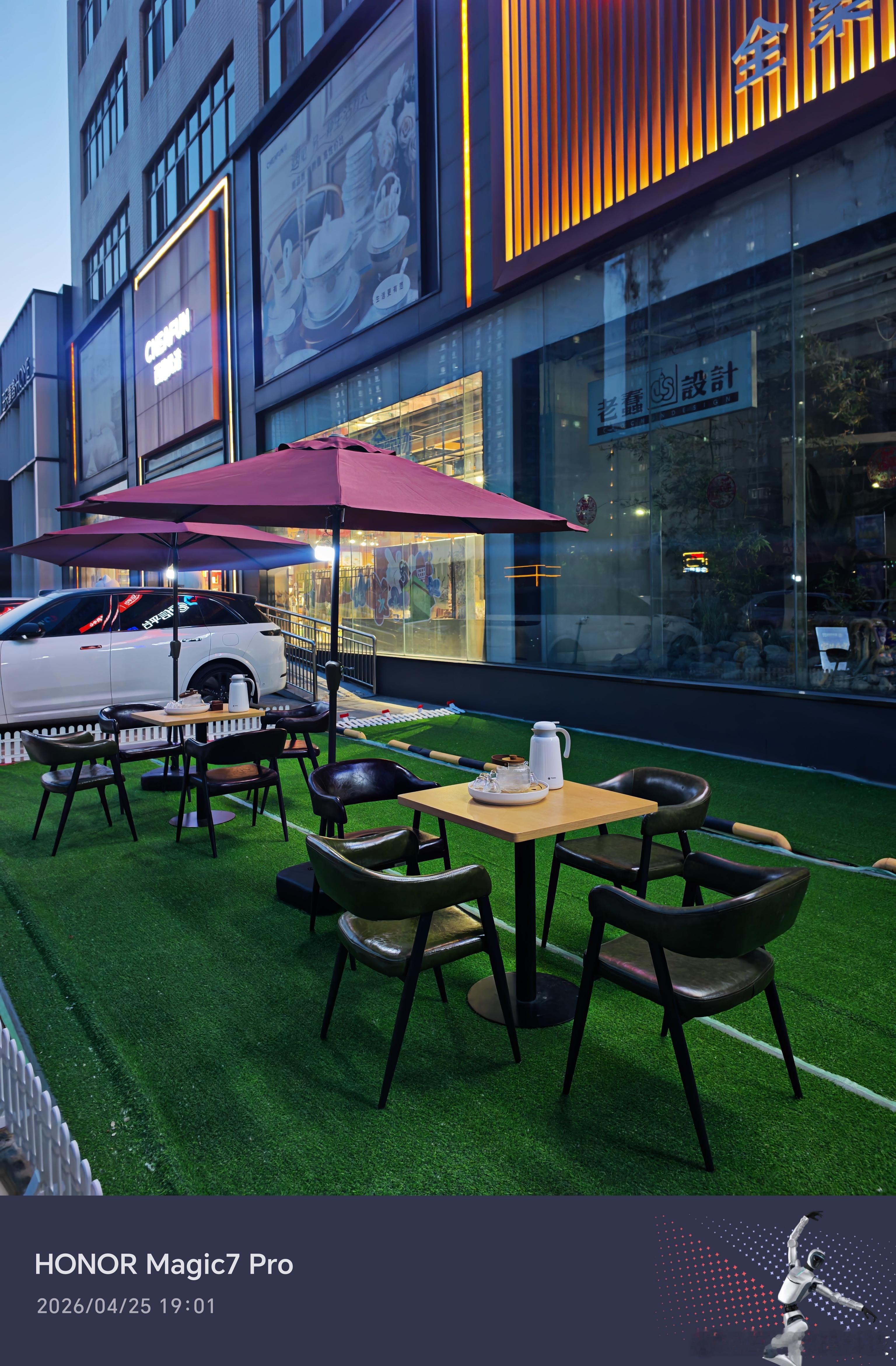 那天晚上在这个场景下，用肉眼看起来这个画面不是特别的理想，但是通过荣耀Magic