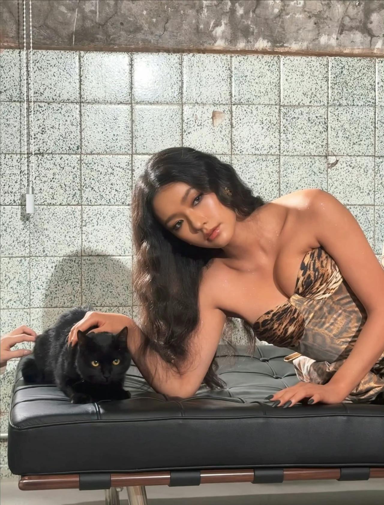 林允豹纹低胸装这身材是一点不差​​​