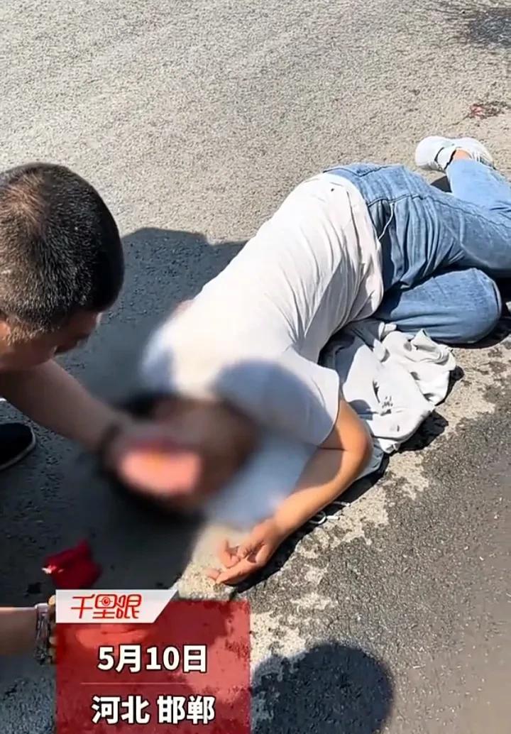 给河北人长脸了！5月10日，河北邯郸一名女子乘坐公交下车时，因为低血糖和晕车，突