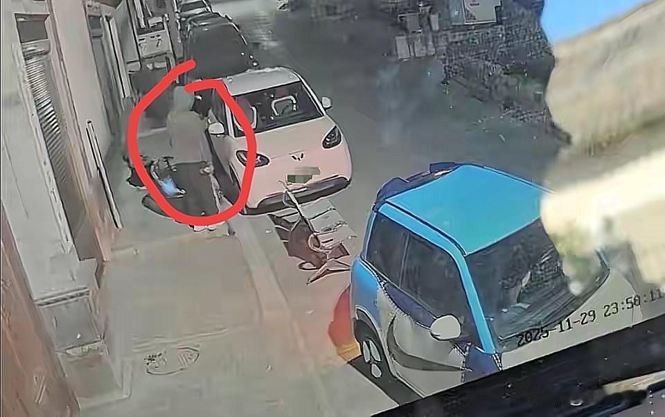 云南大理，一男子花30元租了辆车，第二天还车，车行员工验车，围着车辆转了一圈，说