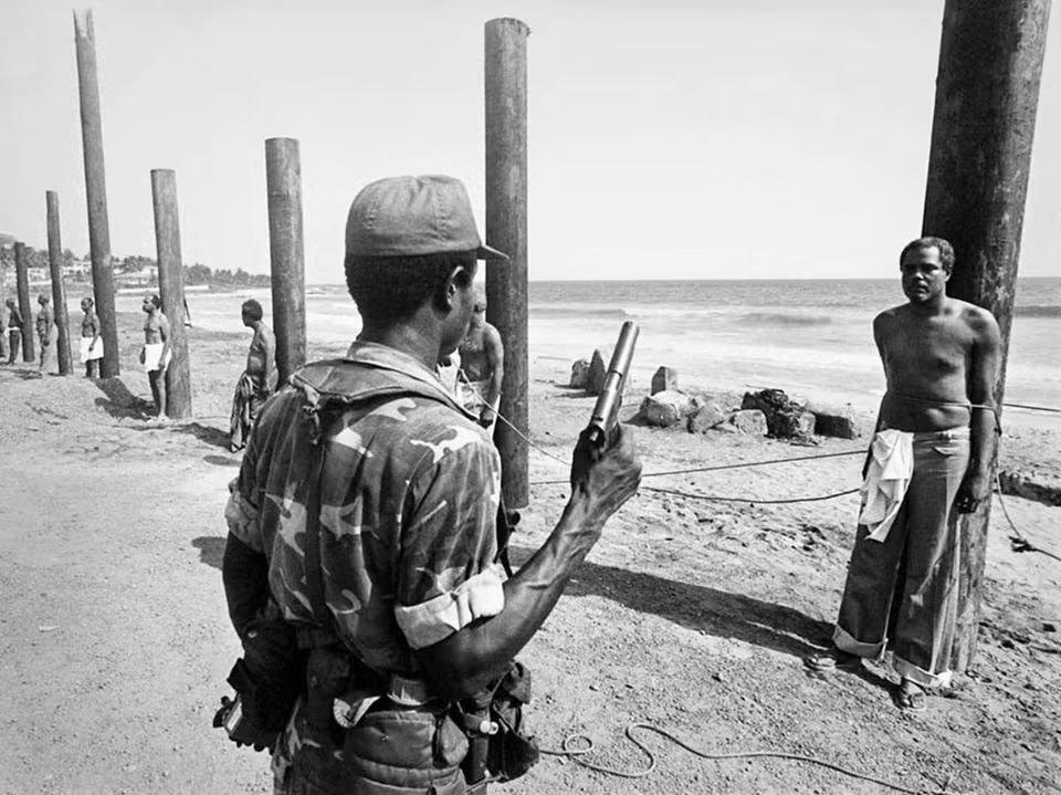 1980年政变后，一名利比里亚士兵准备处决前内阁部长塞西尔·丹尼斯。1980年4
