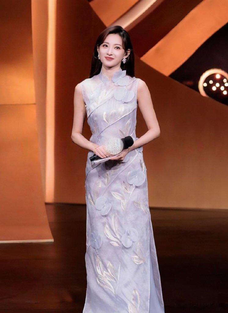 马凡舒还是那么美红裙一穿，整个人明艳又端庄！和嘉宾互动的时候特别自然，偶尔的小俏