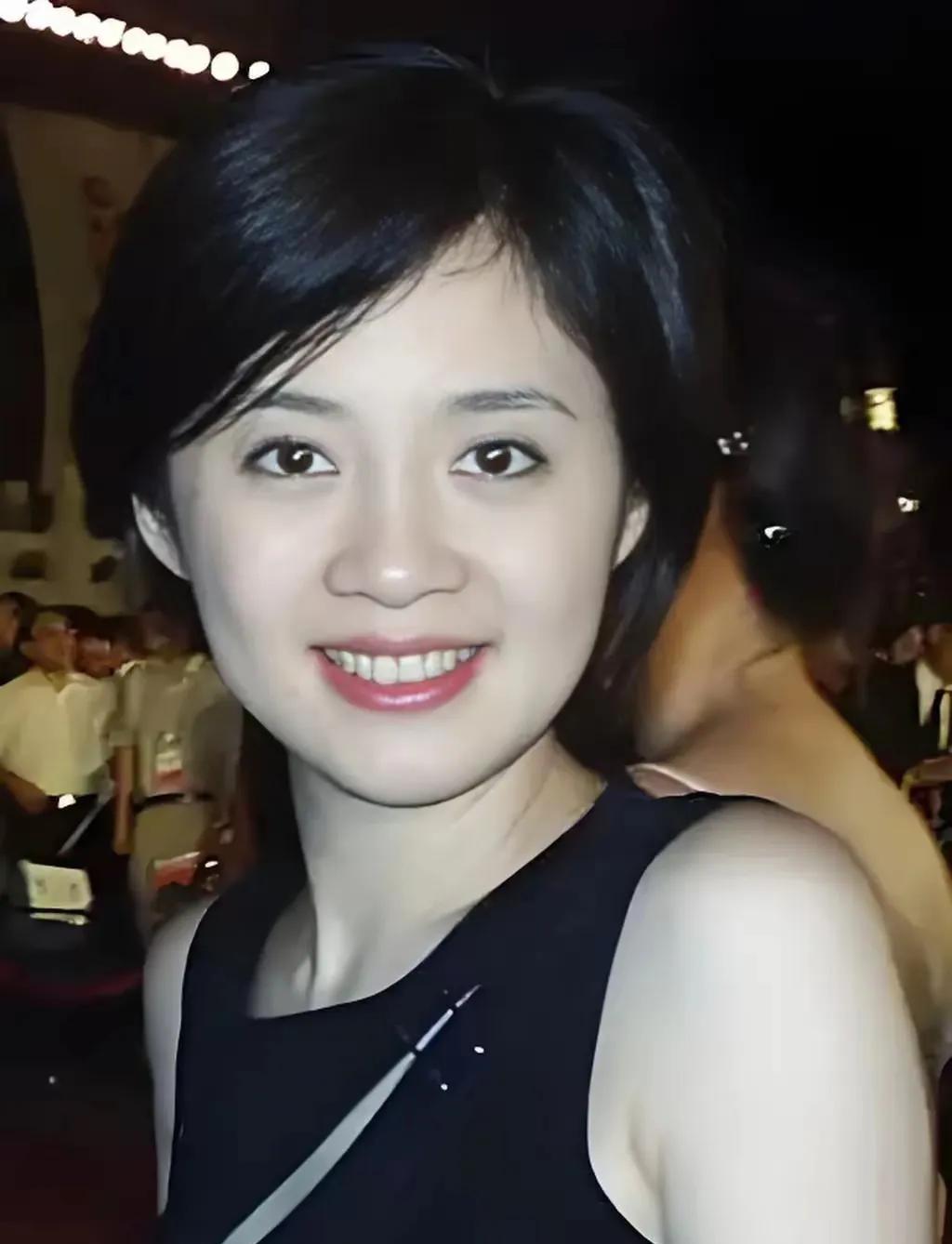 许戈辉一位漂亮优秀的主持人，笑容甜美，气质杠杠滴！许戈辉给人一种大气端庄之美！