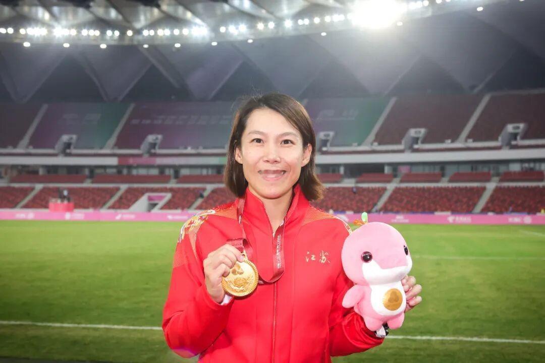 我认为有一点，陈婉婷就值得诸多网友支持，也值得让中国足协信任她！即她敢于把江