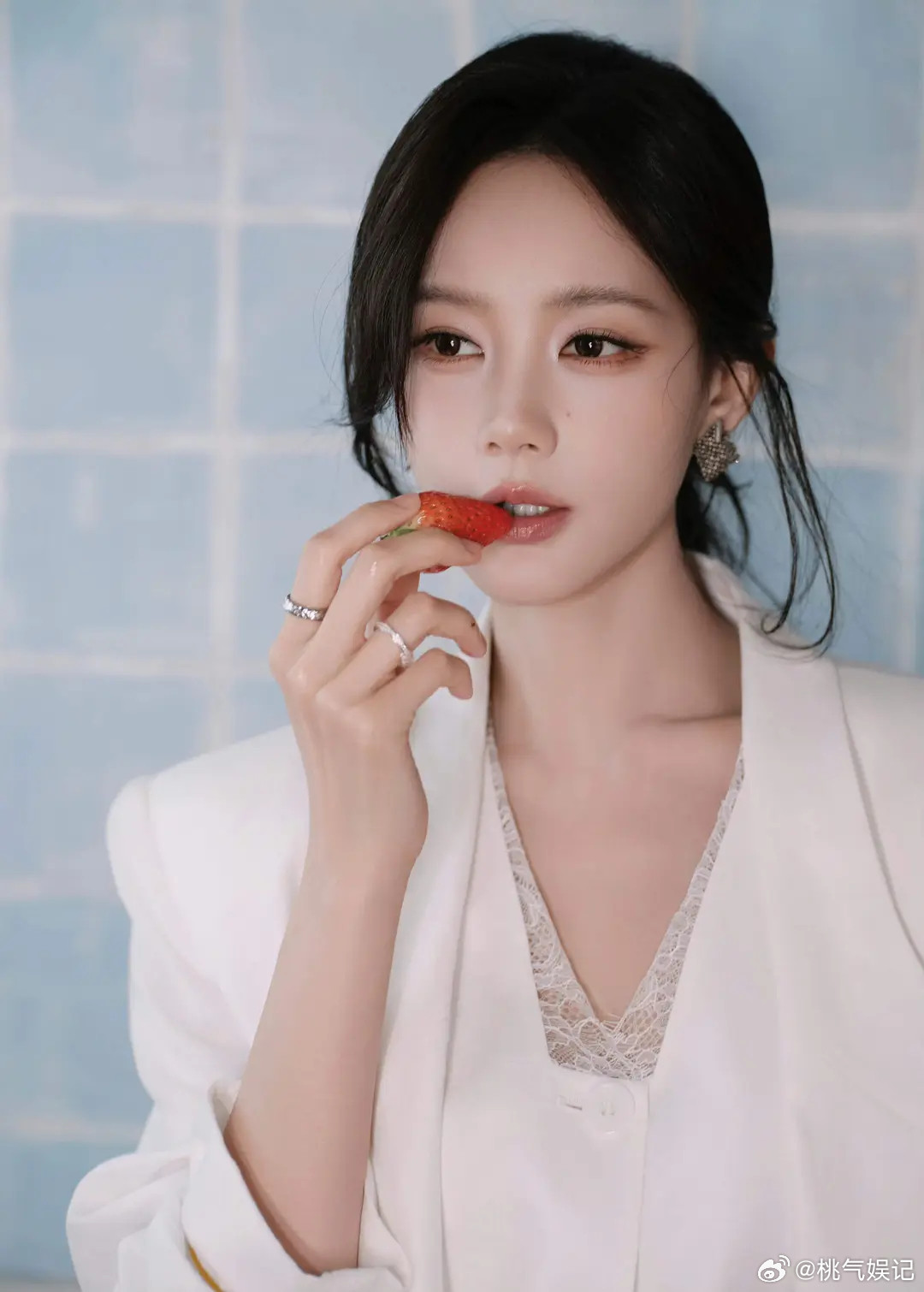 lyt是不是les啊食指和无名指叠戴戒指