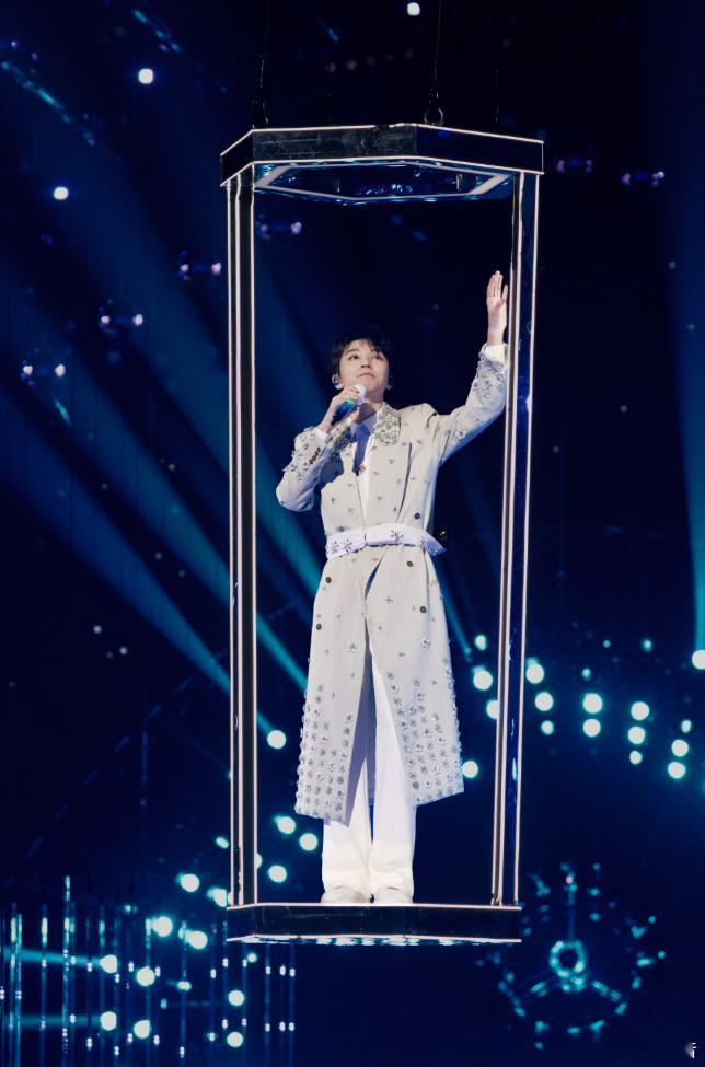 超级巅峰之夜官宣王俊凯不得不说，黄誉博在超级巅峰之夜直播官宣中，一提到王俊凯就