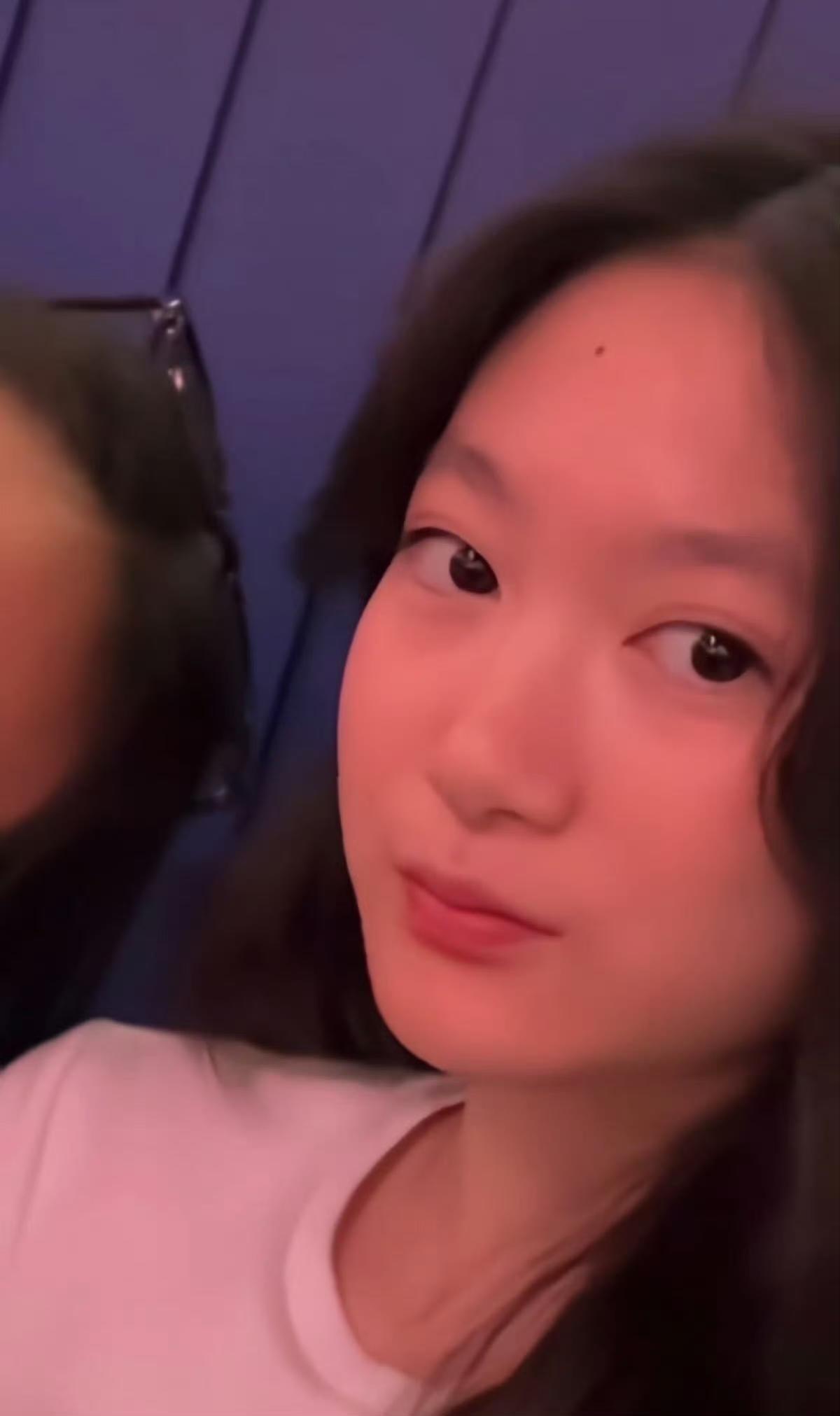 李小鹏女儿奥莉已经14岁了，看起来挺成熟的。不过西式的小孩比较早熟，14岁看着像