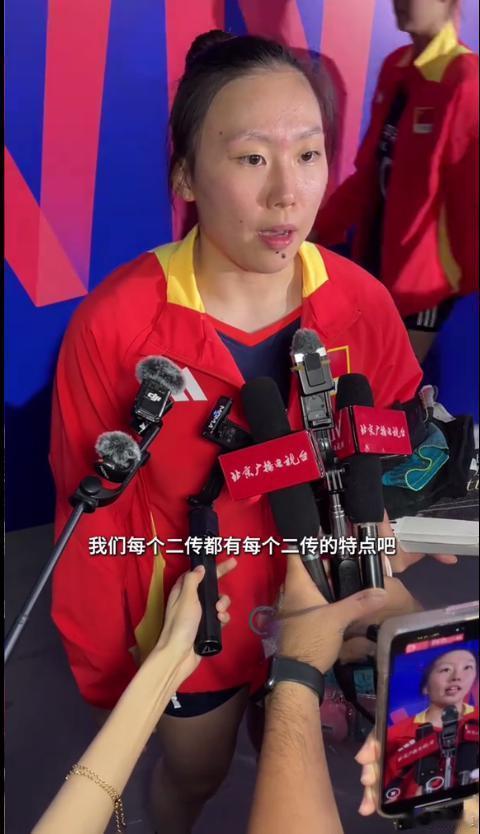 中国女排1比3波兰女排邹佳琪赛后在混采区接受采访：“我一直在场下活动着，做好上场