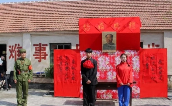 1979年，知青宋万春和战友外出采购，中午点了碗面条。一个女乞丐凑近，抓了一把面