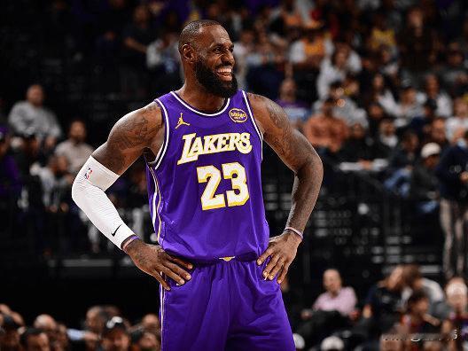 老詹笑了！斯玛特谈詹姆斯：“跟勒布朗一起打球真的开心。”“以前我们都是对