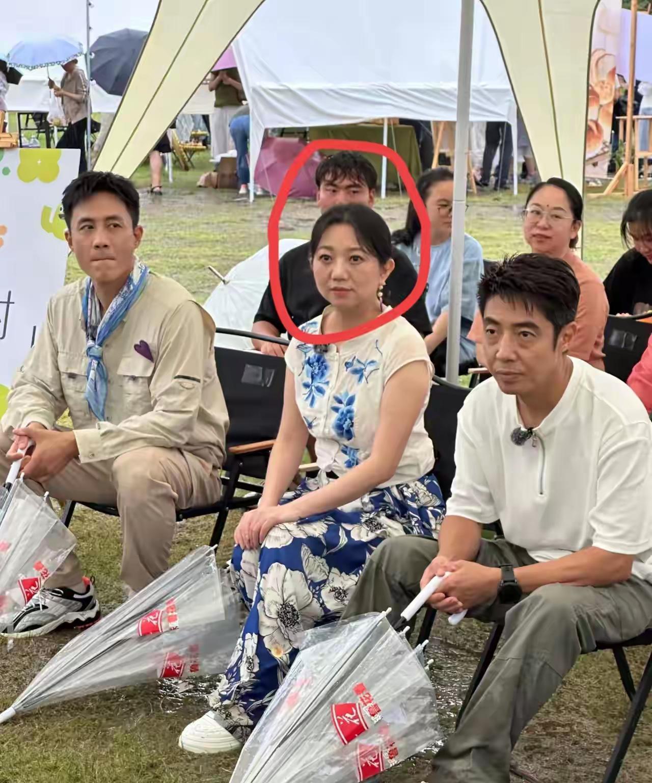 左手边上是杜淳，右手边上是撒贝宁，最中间这位美女是谁？她凭啥独自C位有人说她是