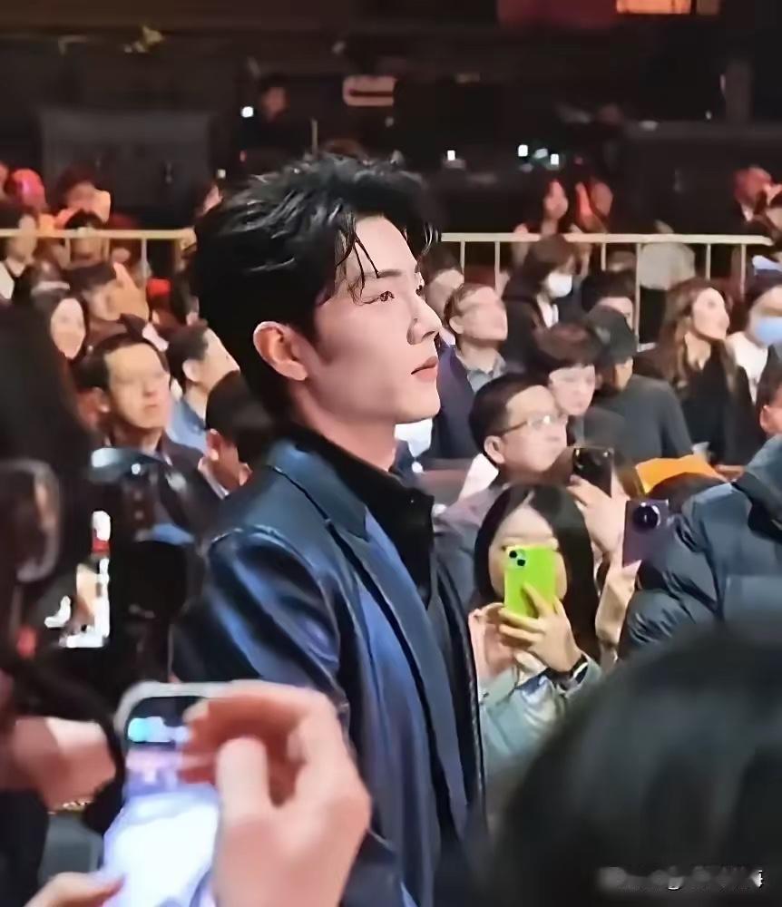 这场景看着真让人心酸啊。在公开活动现场，被主办方这么明目张胆地怠慢，换做谁心里都