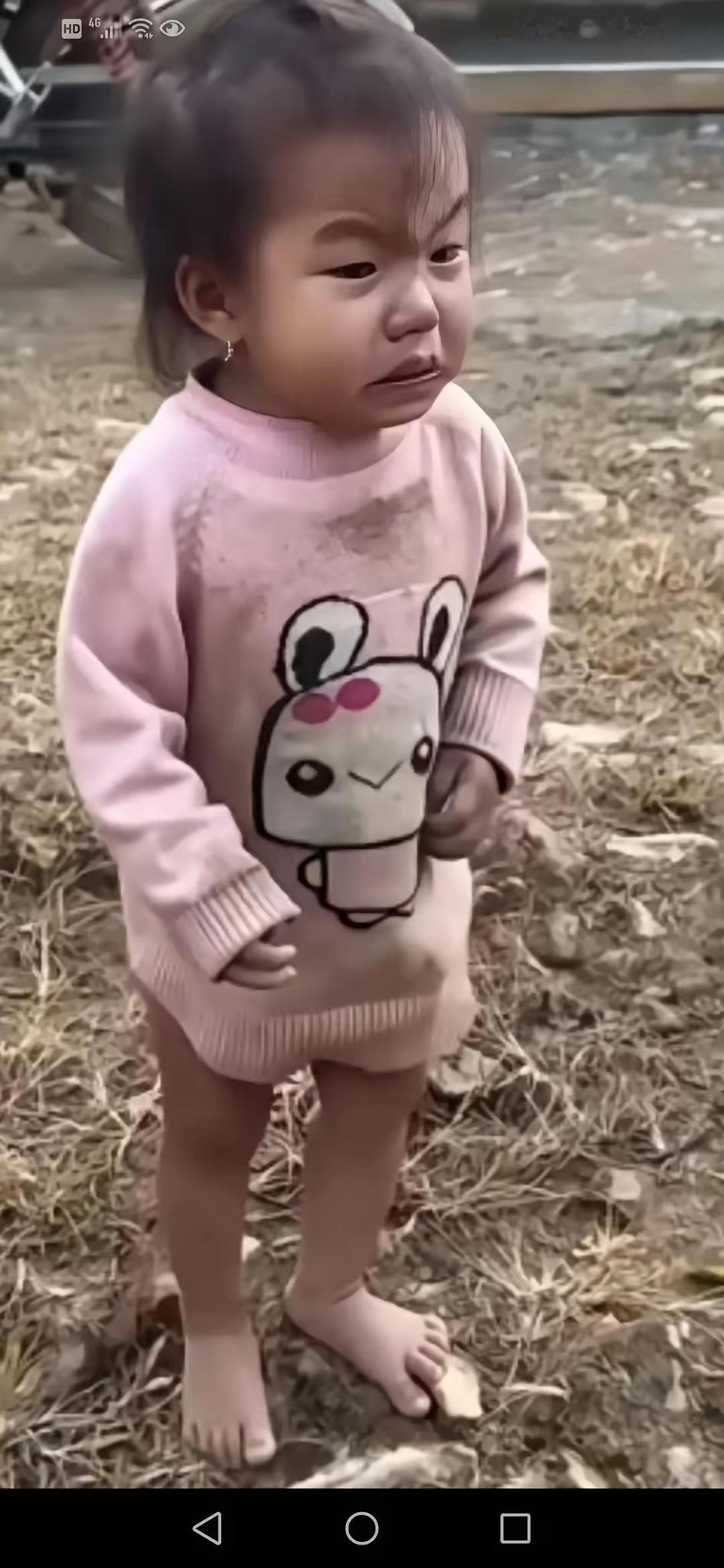 泪目！贵州毕节七星关区的一个村口，外出打工的父亲赶夜路回家，拐进土坡就看到女娃站