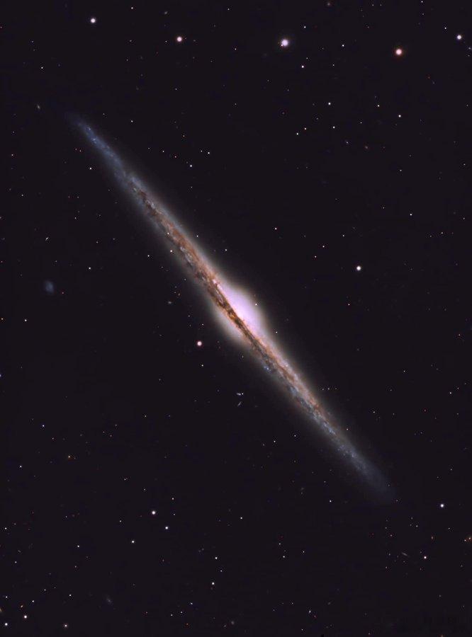 从侧面看，一个螺旋星系变成了一道光刃。NGC4565——针状星系——是我们拥有