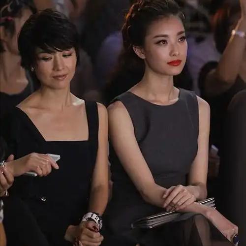 这张照片里两个女星的妆太浓了，第一眼没看出来。第二眼认出一个是倪妮，第三眼看出来