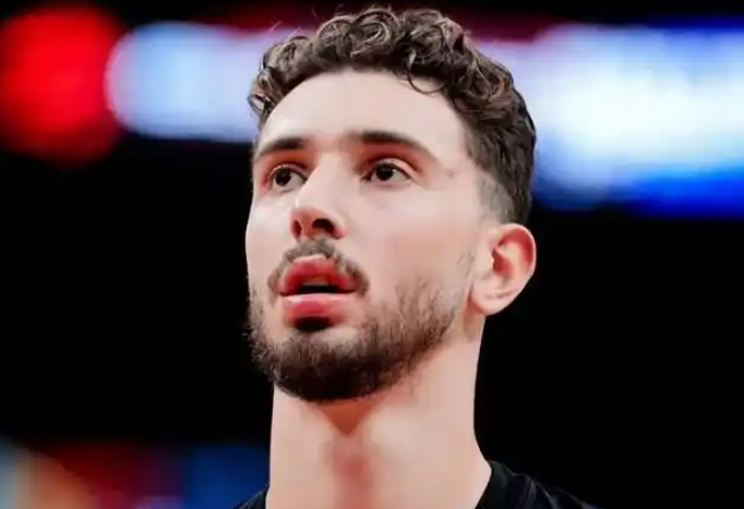 申京目前是进攻加串联的支点作用，篮板再去抢的话，那真是神人了！合着阿杜只需要进攻