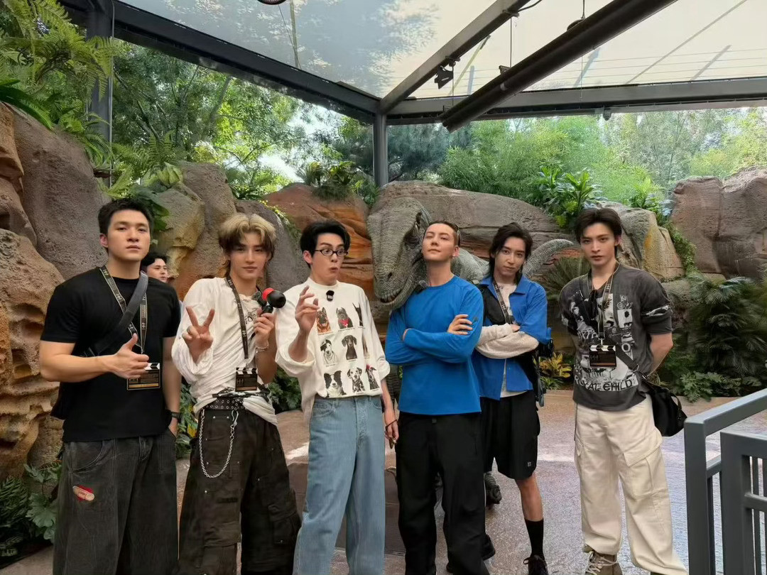 陈伟霆九门环球影城vlog🎬本该是轻松游玩日常，结果变成九门随机采访，陈伟霆的