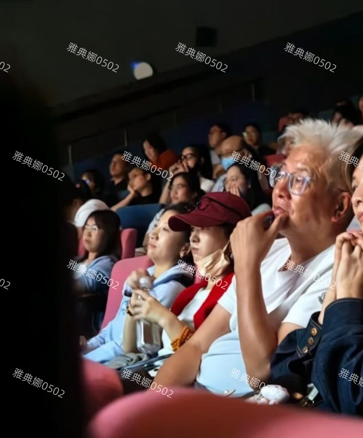赵丽颖今日现身上海看好闺蜜谢娜主演的话剧《十三角关系》这是她自8月25日因健康原