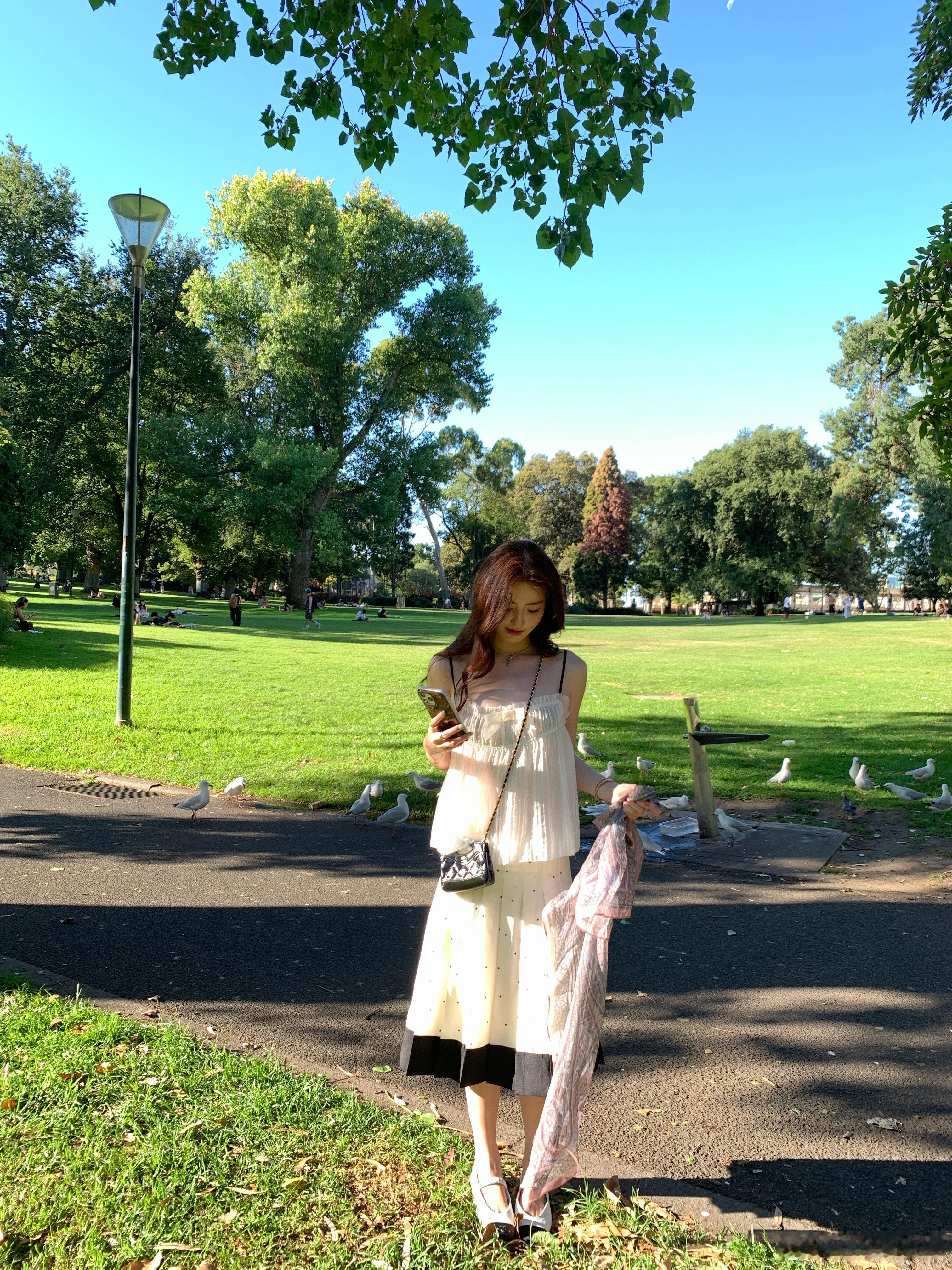 因为才下飞机！没睡的宝贝我们安排song一件这个上衣！图片看起来只是白色的其实