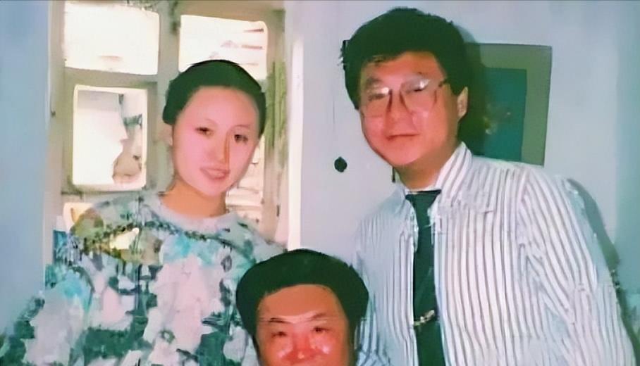 1988年，范伟和一个小护士去相亲，女方一言不发，筷子一下也没动，范伟一看又黄了
