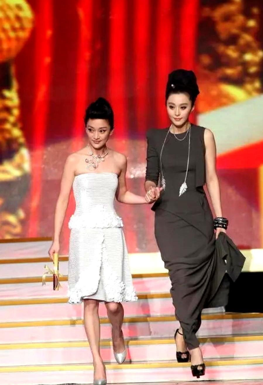 一直说周迅黑？那张同框照简直了！就是她和冰冰手牵手下台阶那张，我的天，周公子